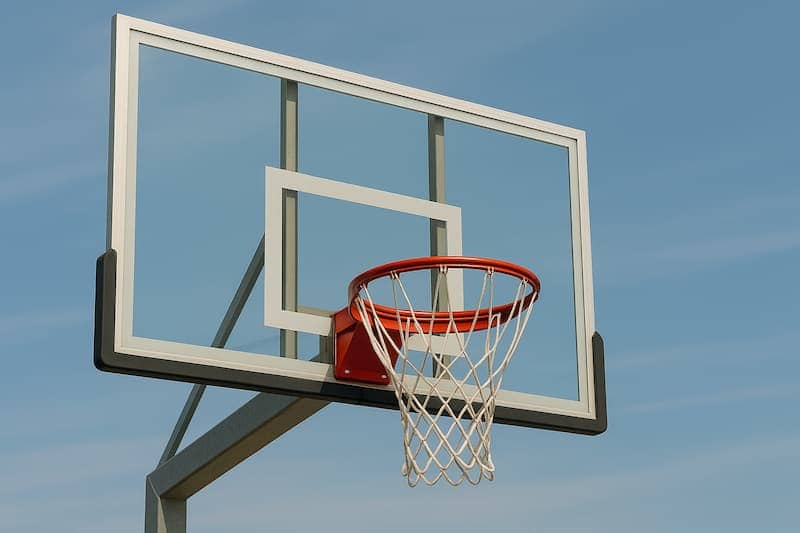 Cesta de basquete com aro laranja e tabela transparente ao estilo da NBA.